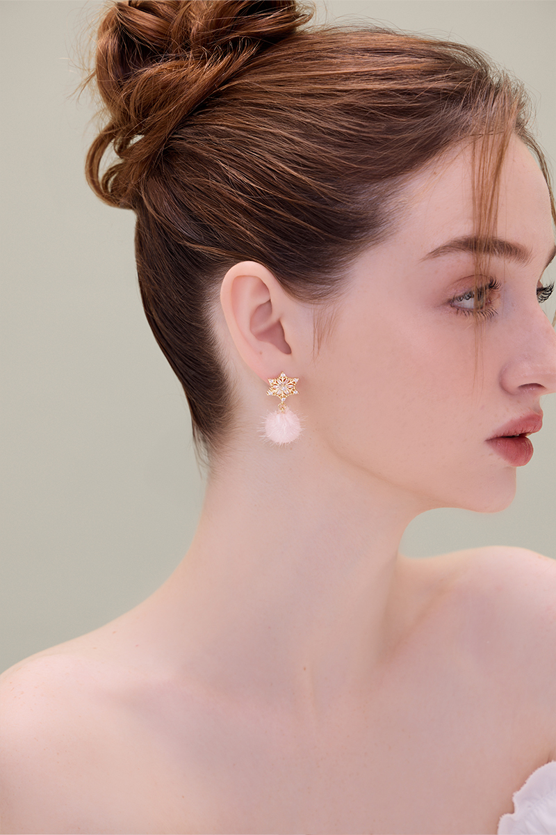 雪花毛毛球。銀針耳環