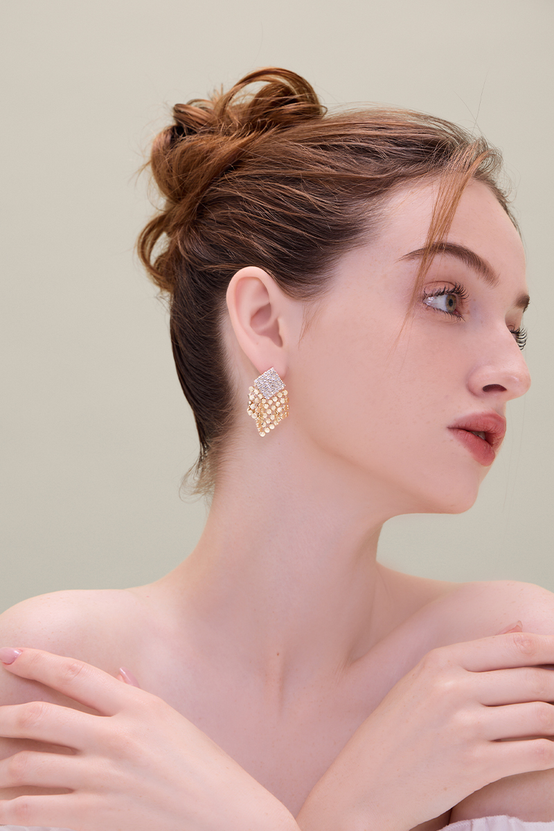 閃耀鋯石菱形垂墜。針式耳環