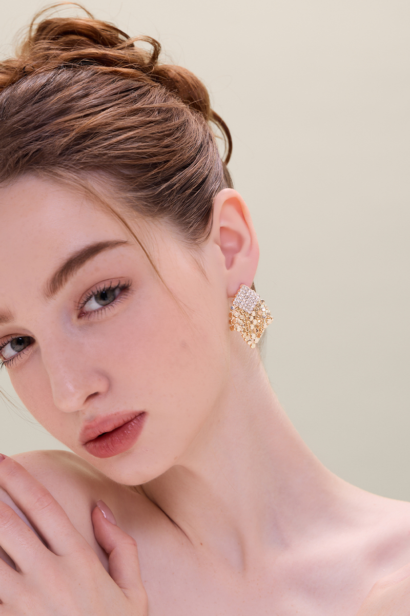 閃耀鋯石菱形垂墜。針式耳環