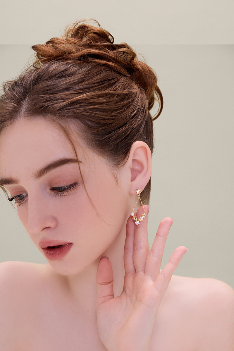 五角鋯石星星垂墜。針式耳環