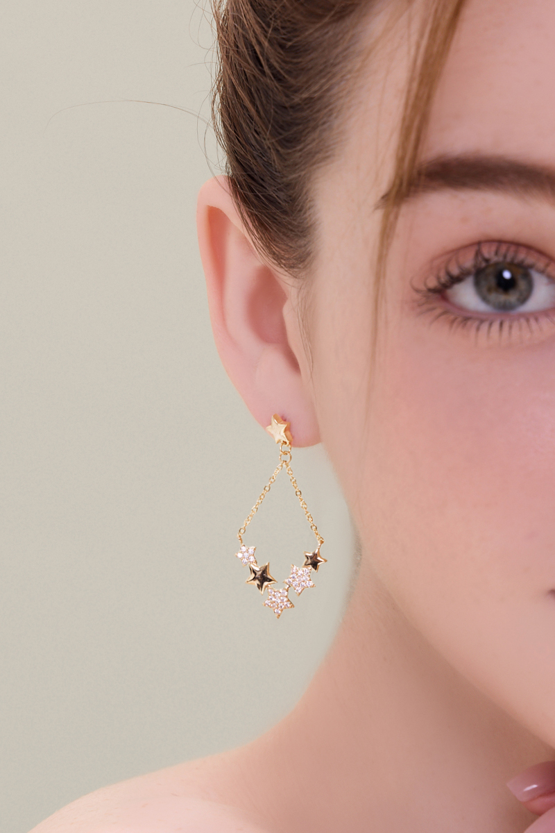五角鋯石星星垂墜。針式耳環