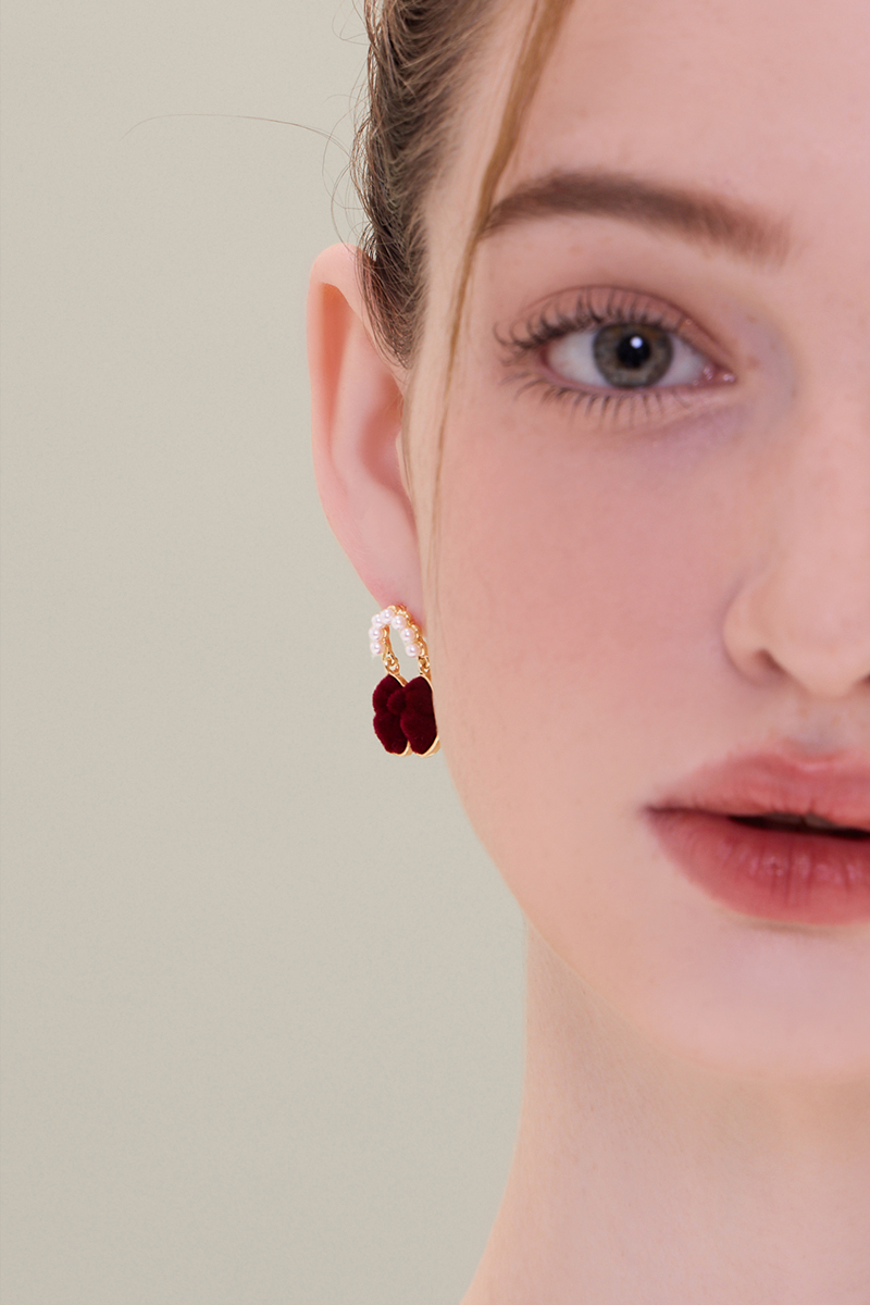 甜美珍珠蝴蝶結。針式耳環