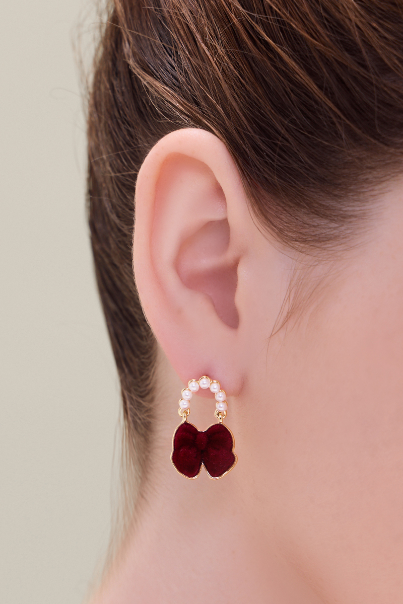 甜美珍珠蝴蝶結。針式耳環