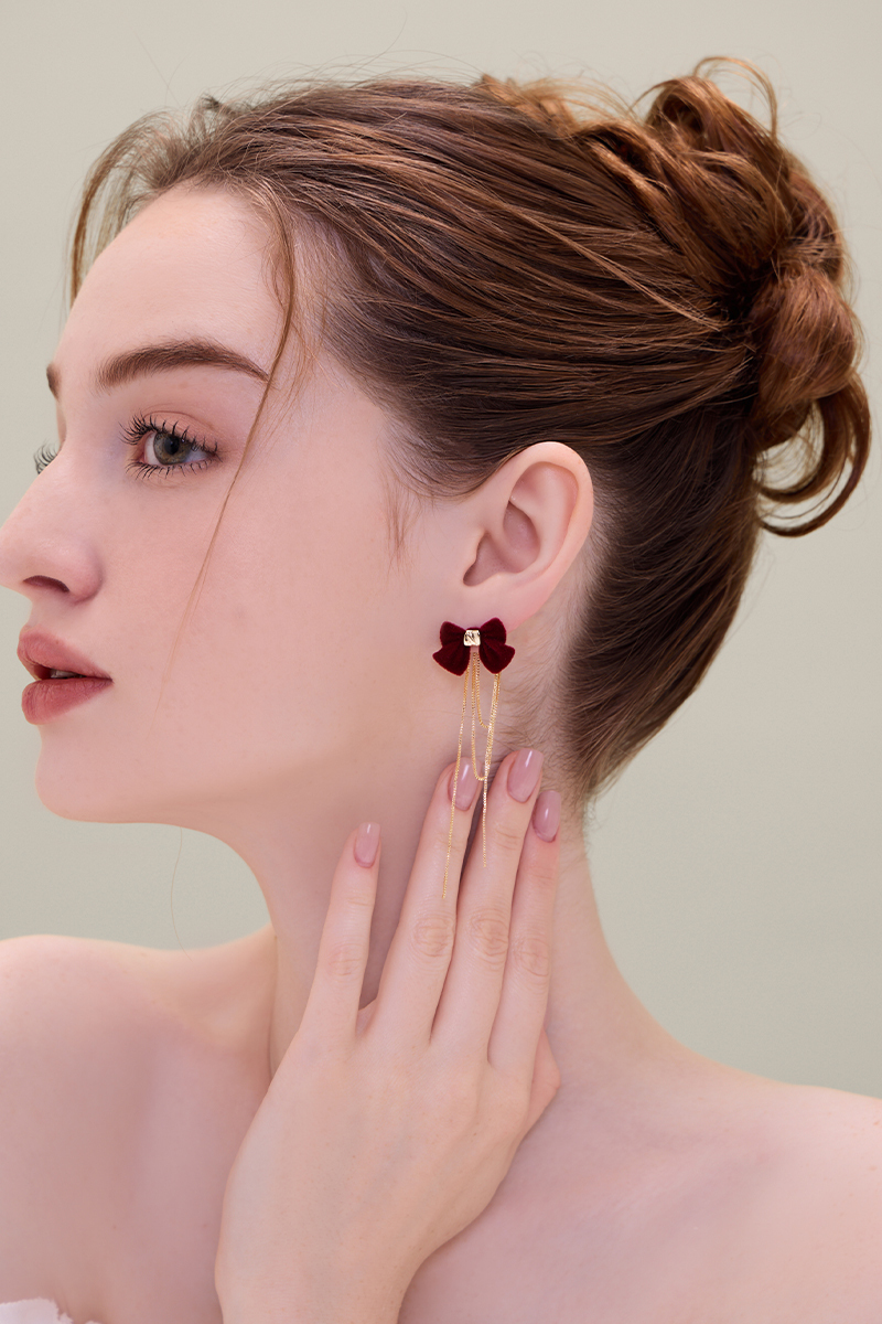 紅絲絨蝴蝶結。針式耳環