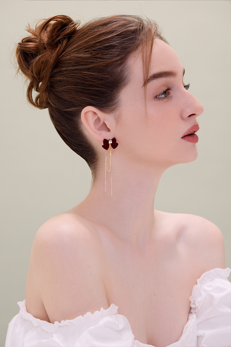 紅絲絨蝴蝶結。針式耳環