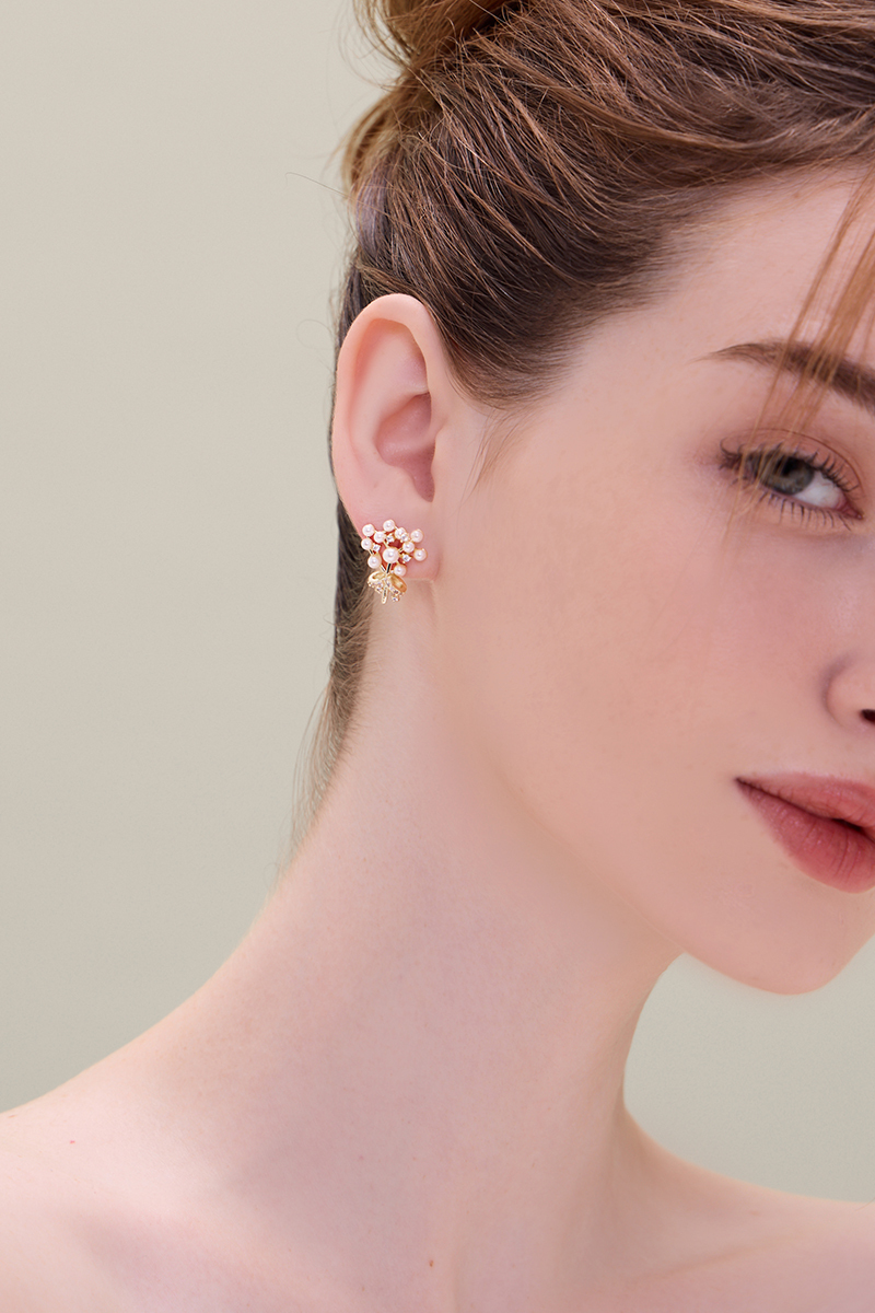 優雅珍珠花束。針式耳環