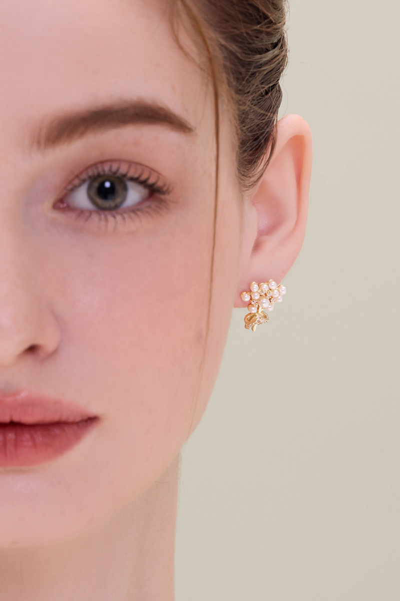 優雅珍珠花束。針式耳環