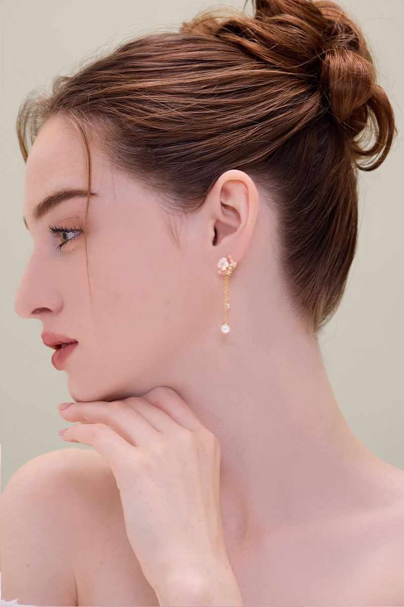 貝母花朵垂墜珍珠鋯石。銀針耳環