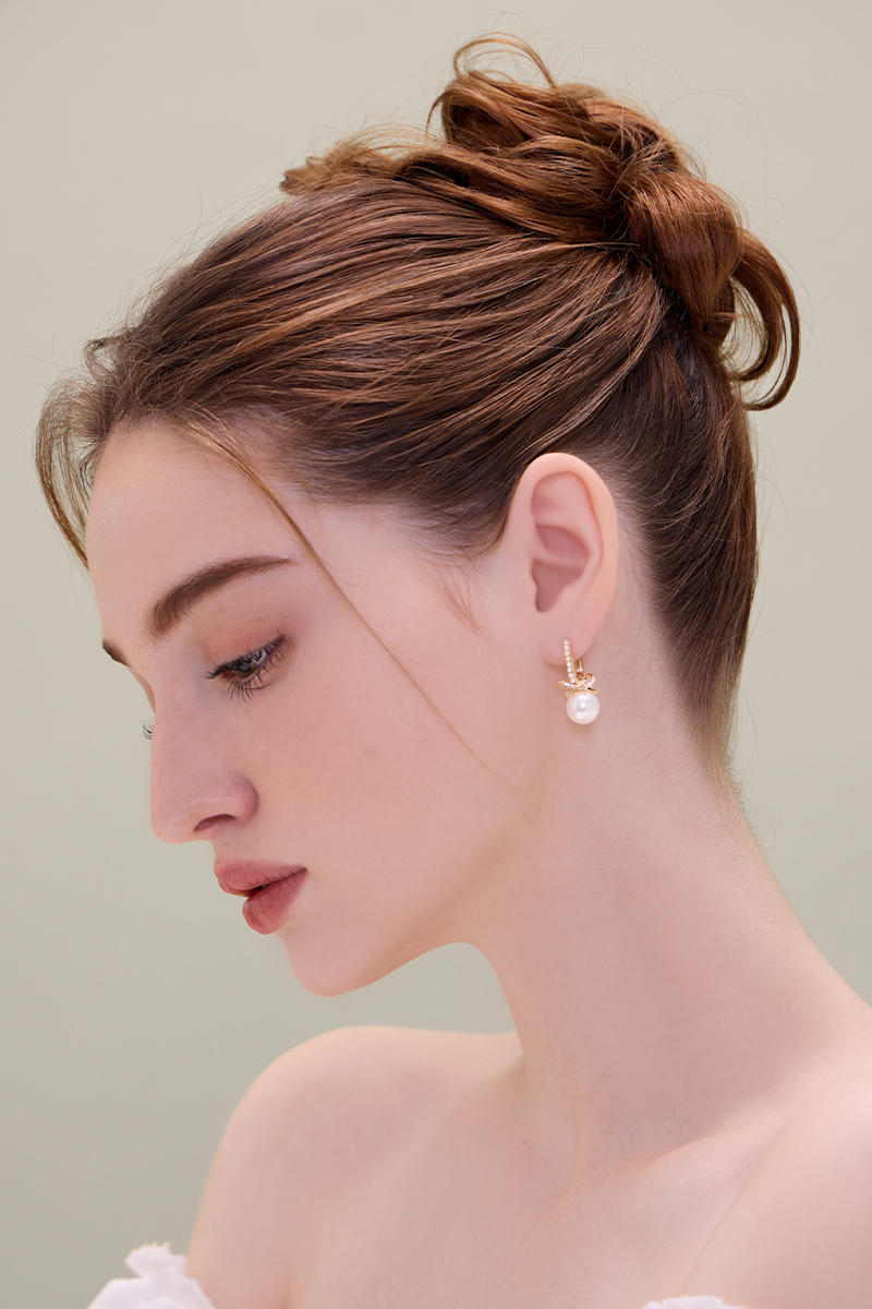 排列珍珠蝴蝶結。針式耳環