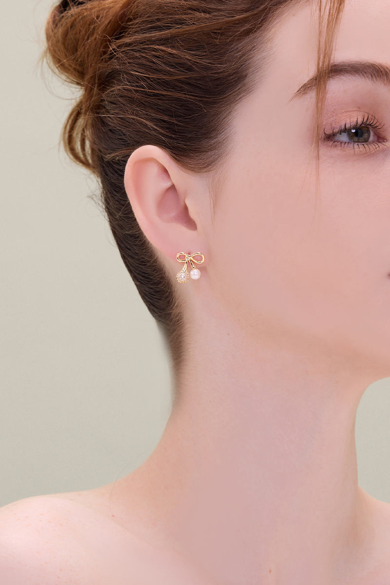 金屬蝴蝶結珍珠鋯石。銀針耳環