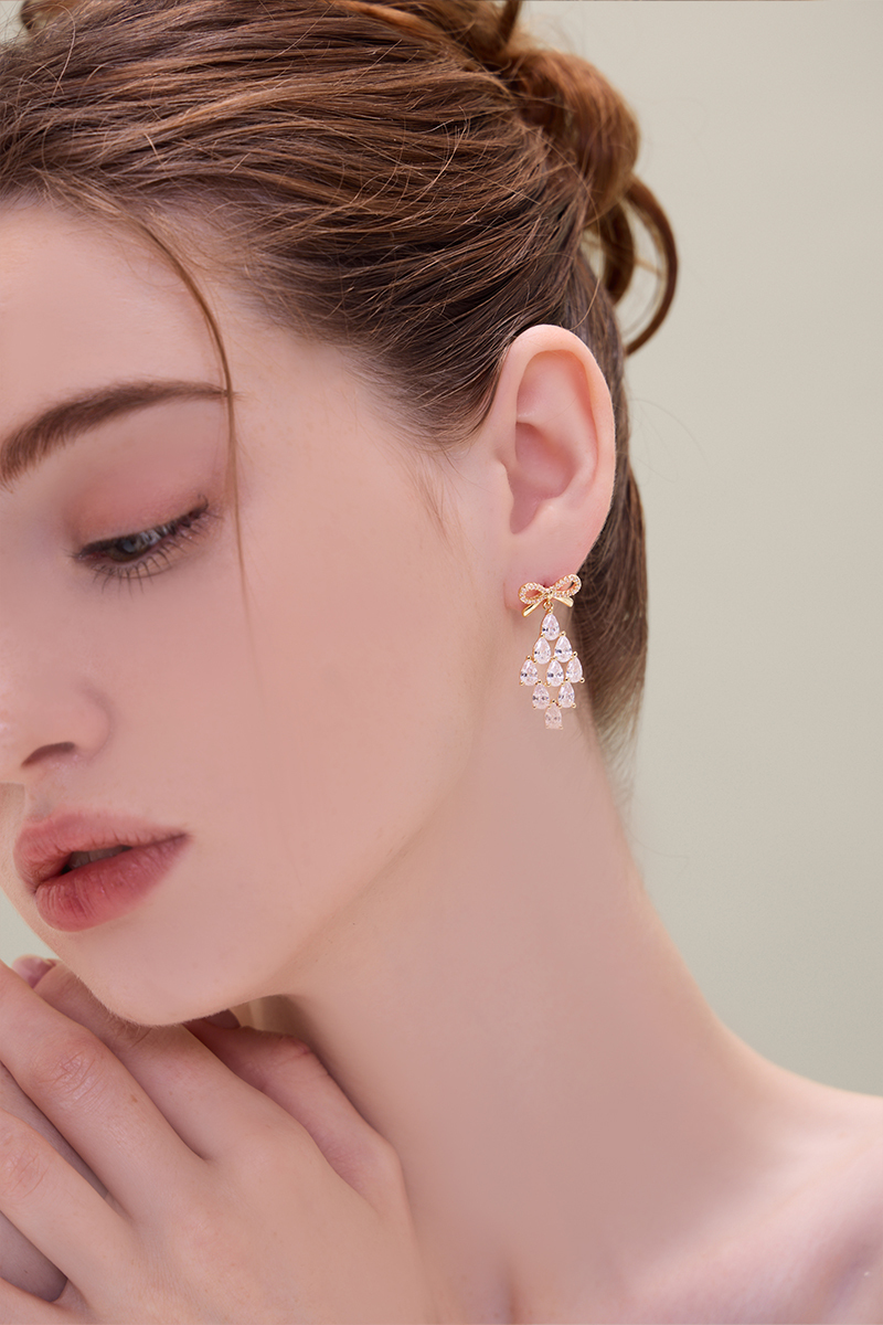 蝴蝶結水滴鋯石。銀針耳環