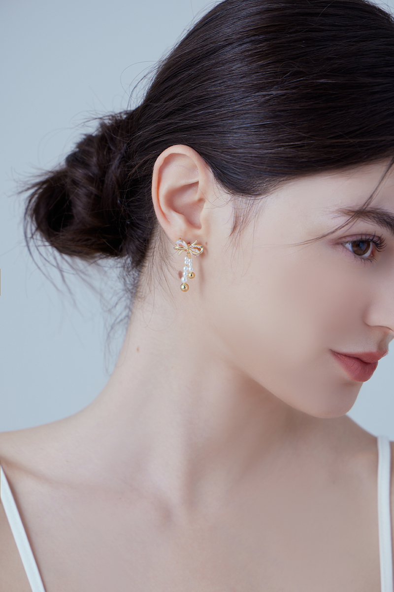 珍珠鋯石蝴蝶結。銀針耳環