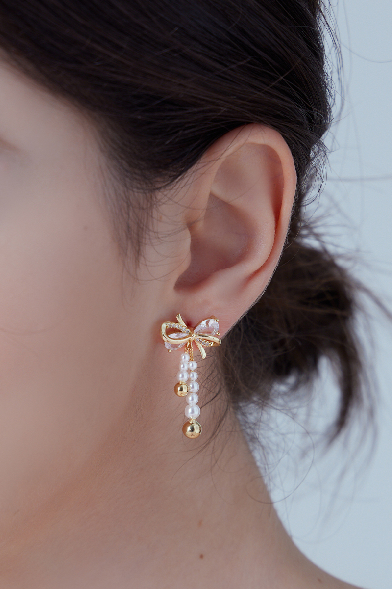 珍珠鋯石蝴蝶結。銀針耳環