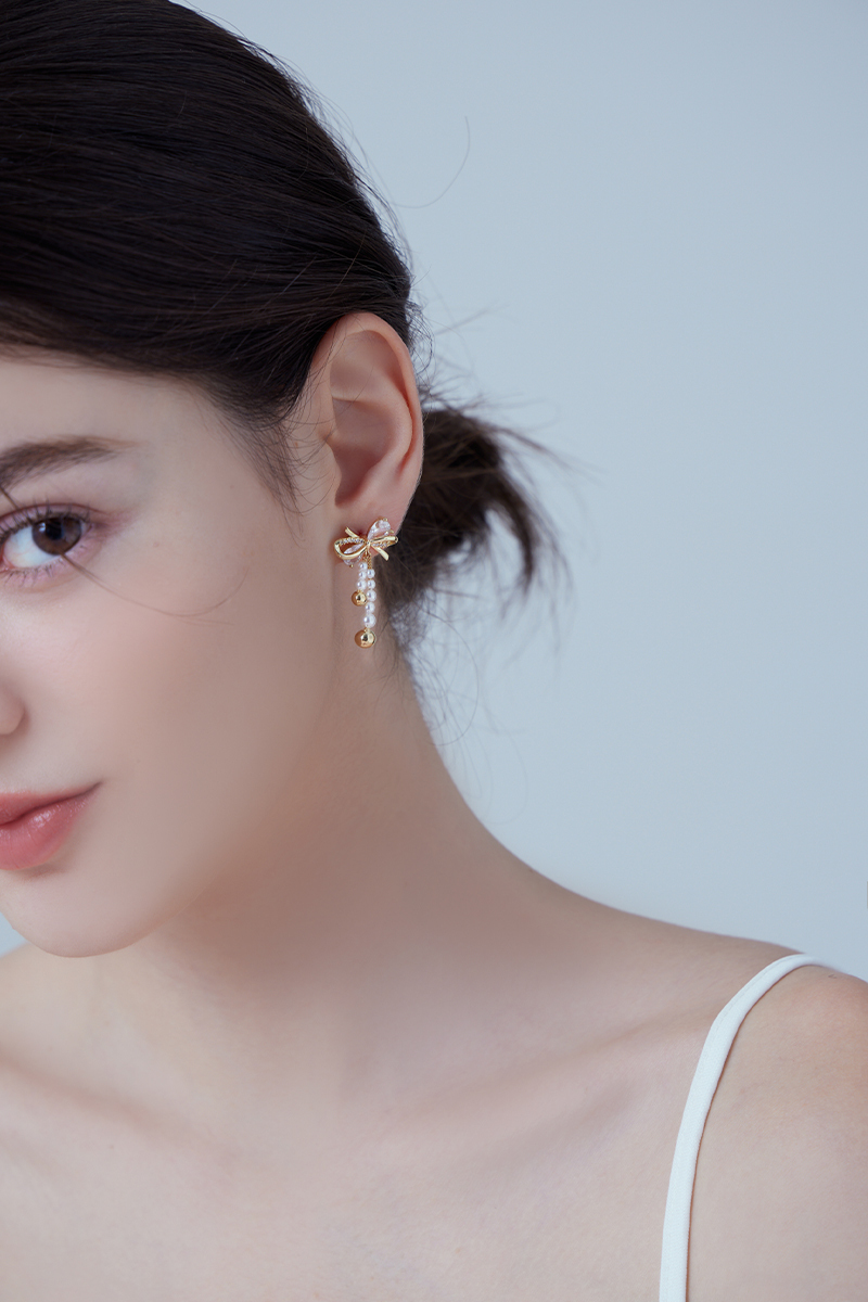 珍珠鋯石蝴蝶結。夾式耳環