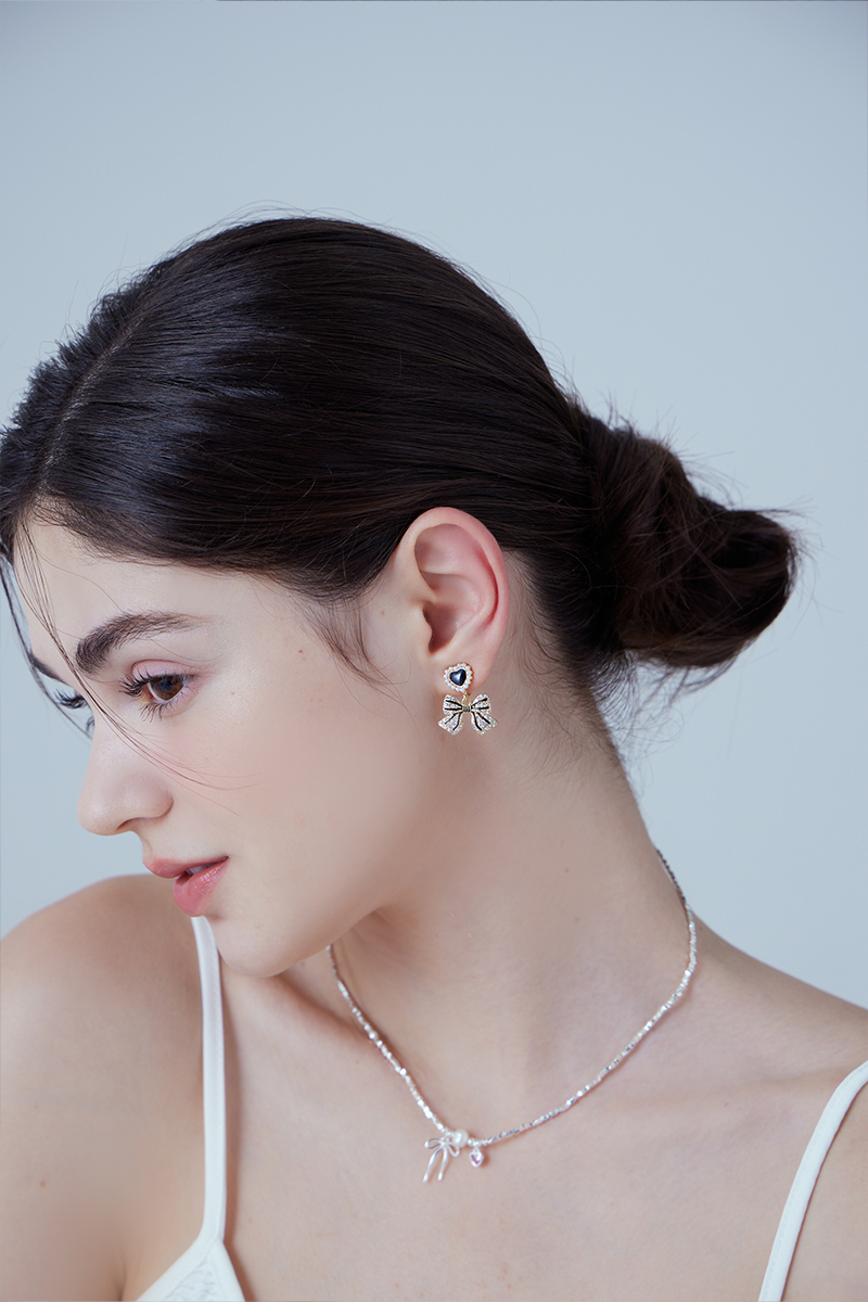 法式輕奢愛心珍珠鋯石蝴蝶結。夾式耳環