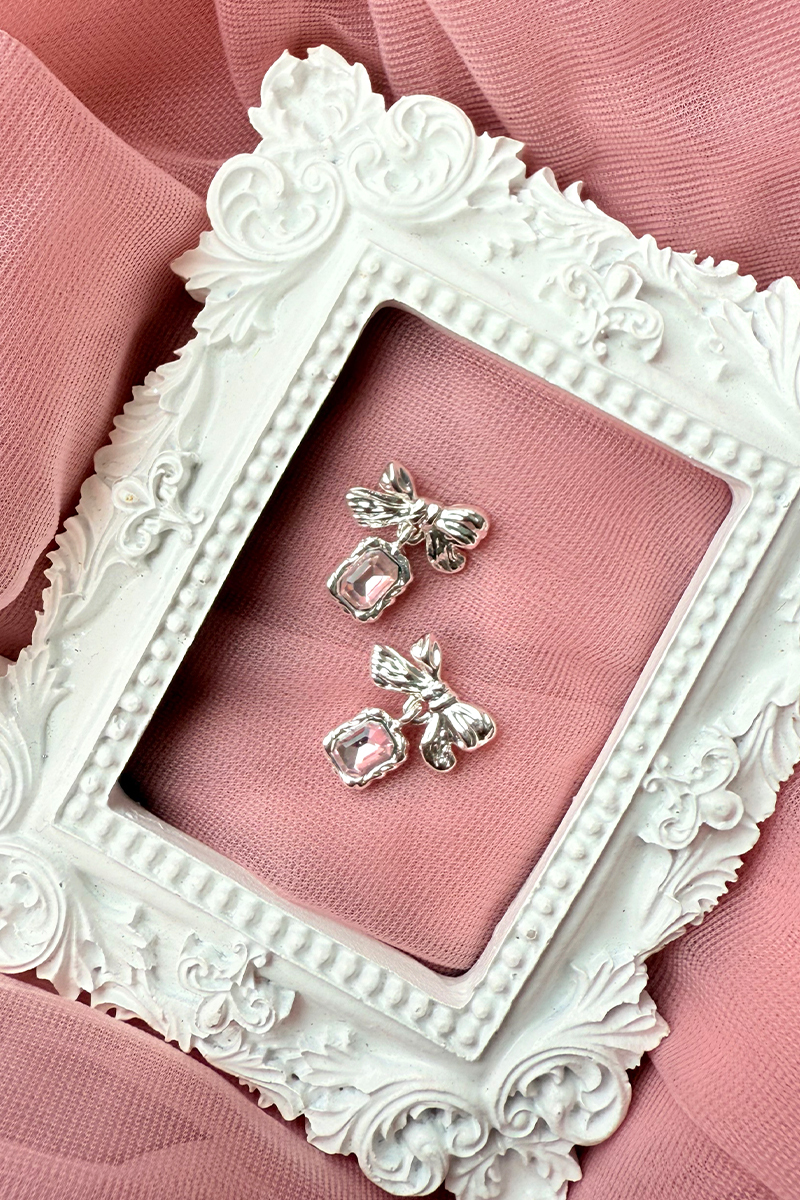 不規則鋯石蝴蝶結。銀針耳環