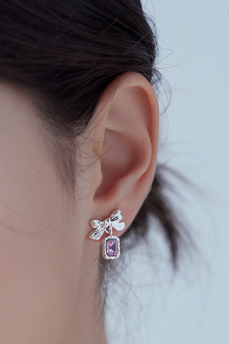 不規則鋯石蝴蝶結。銀針耳環