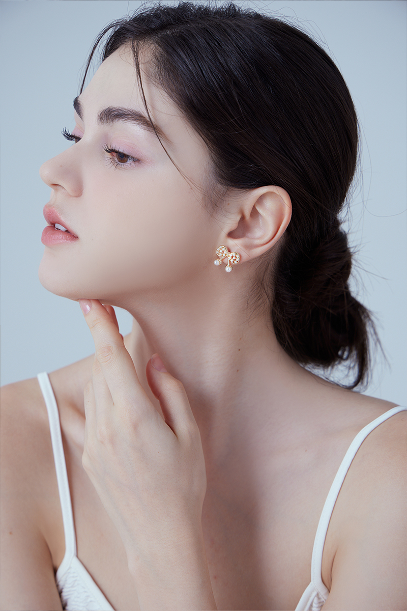 俏皮蝴蝶結珍珠。銀針耳環