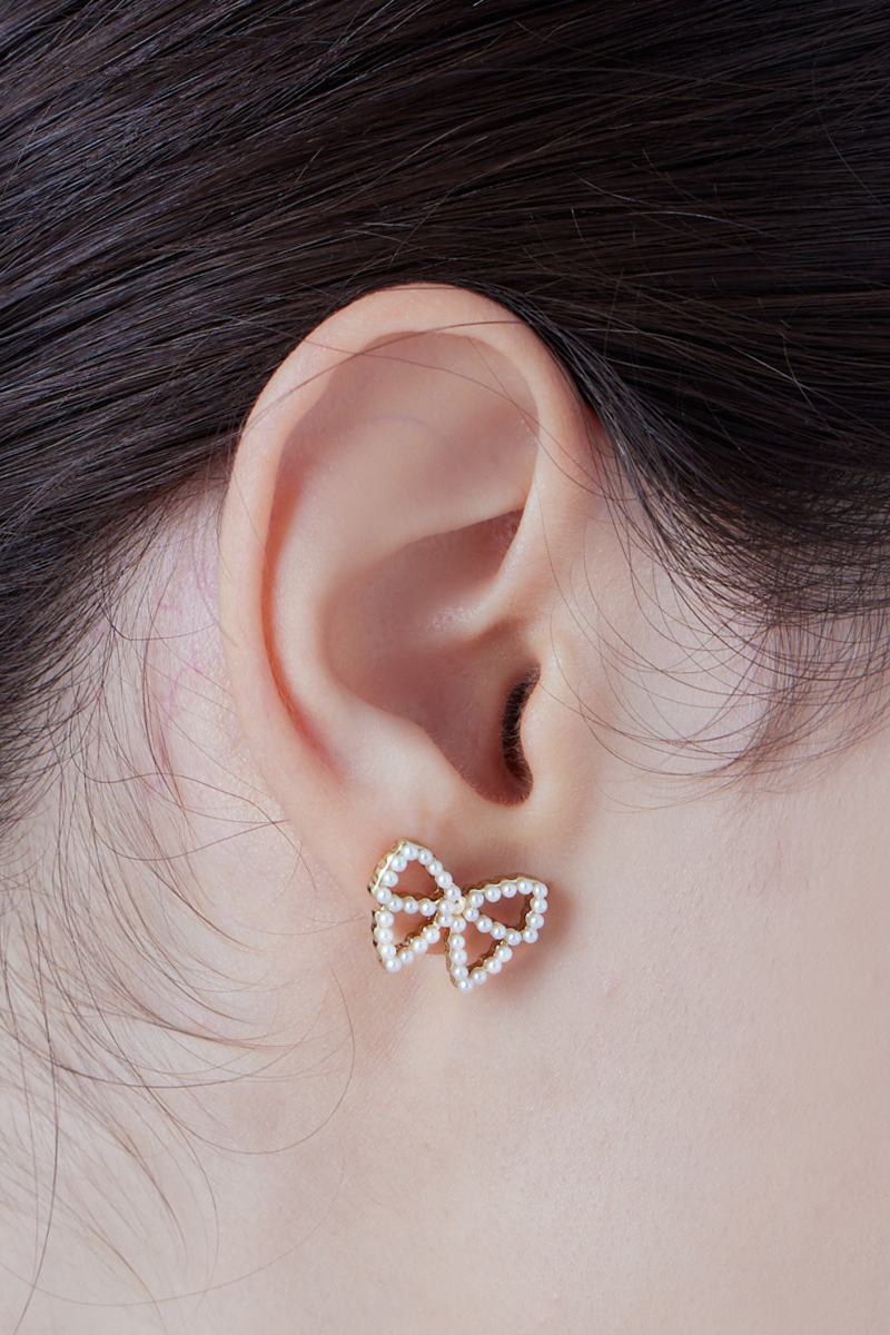 簍空珍珠蝴蝶結。銀針耳環