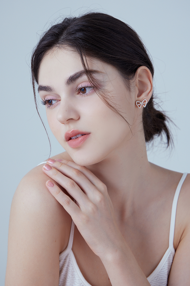 簍空珍珠蝴蝶結。銀針耳環