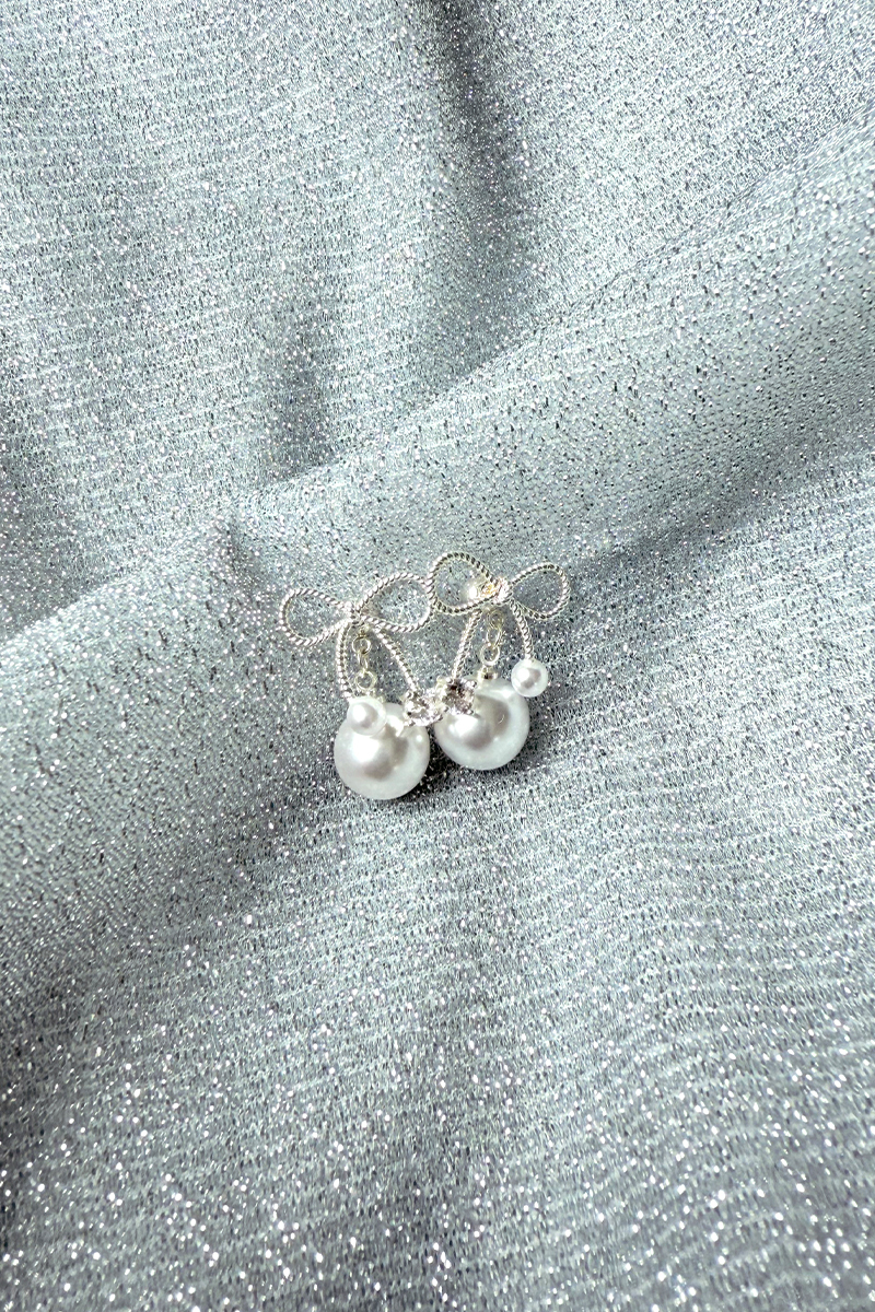 金屬蝴蝶結。銀針耳環