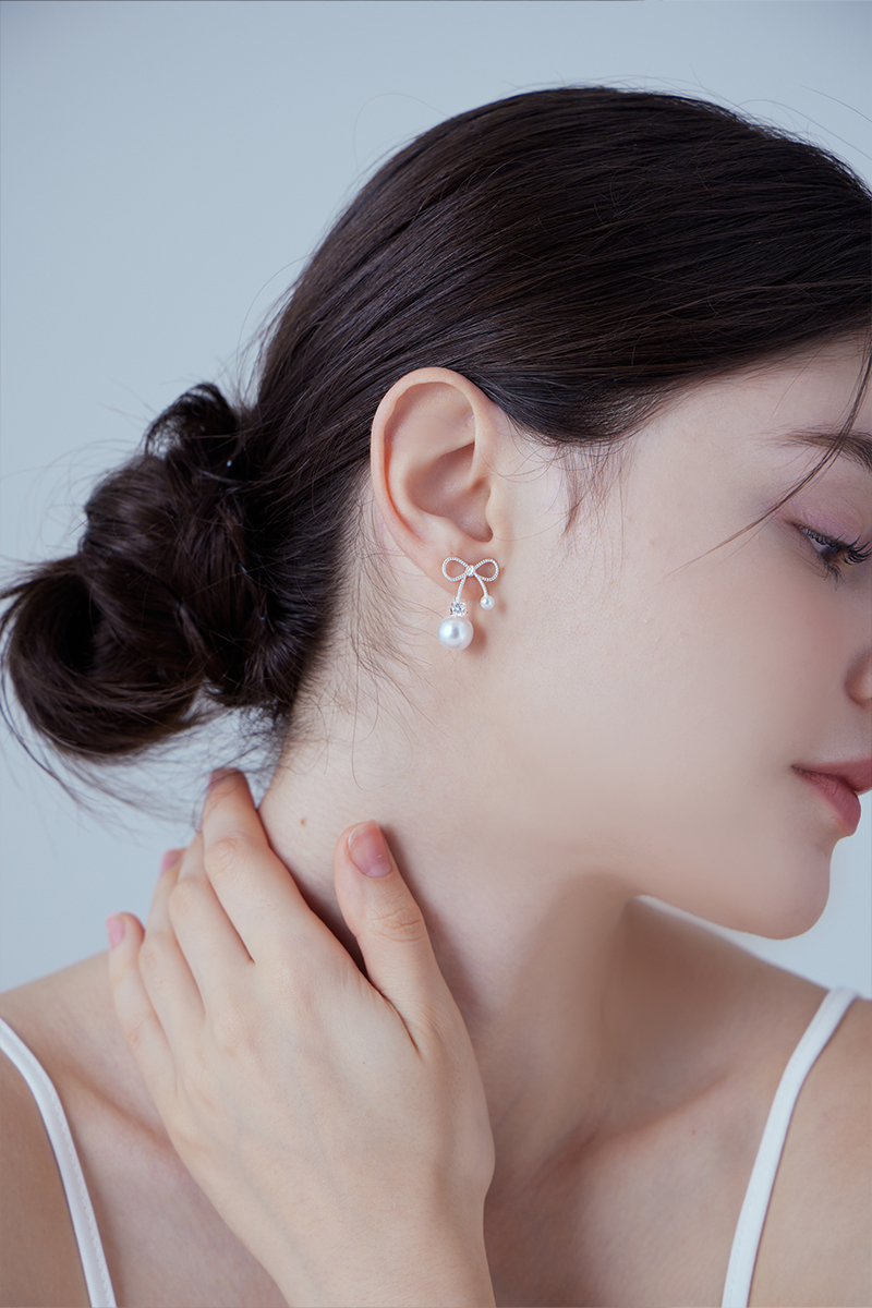 金屬蝴蝶結。銀針耳環