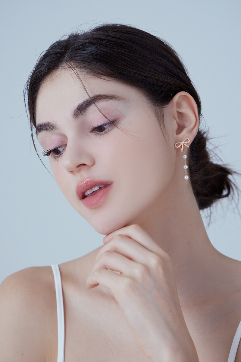 仙緣鋯石蝴蝶結垂墜珍珠。針式耳環