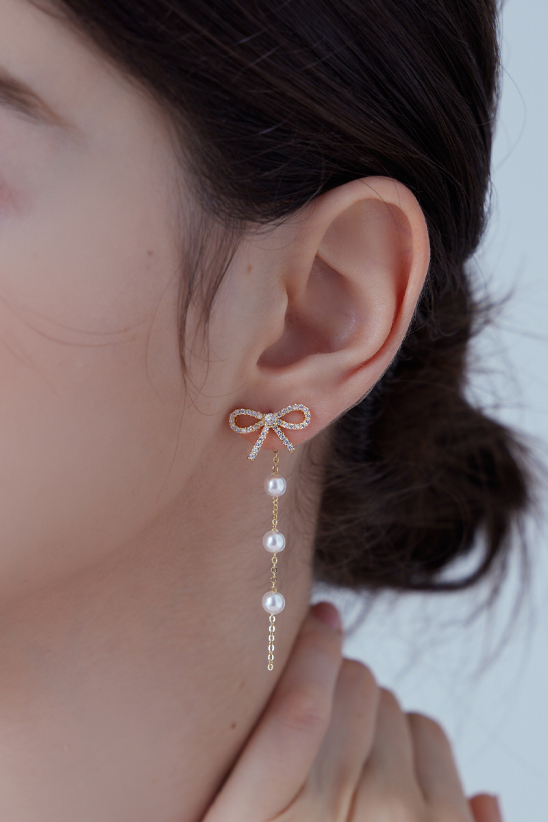 仙緣鋯石蝴蝶結垂墜珍珠。針式耳環