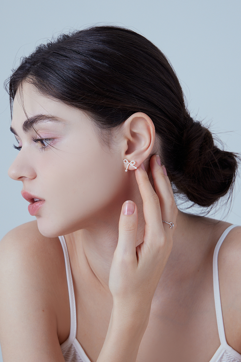 簡約珍珠蝴蝶結。銀針耳環