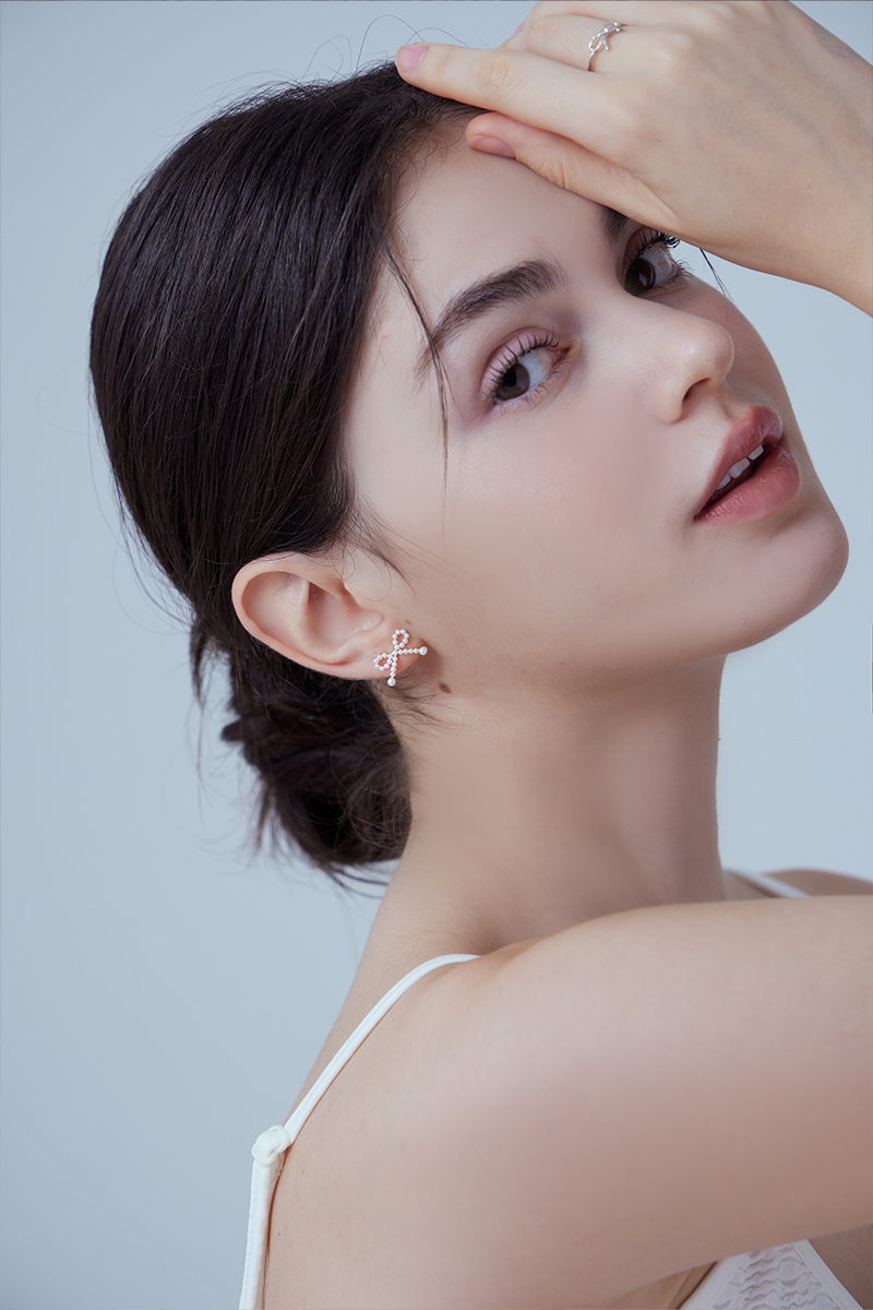 簡約珍珠蝴蝶結。銀針耳環