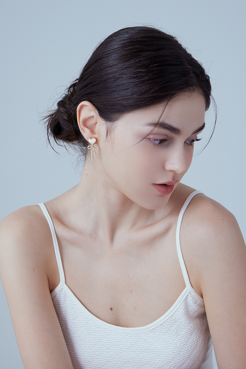 愛心貝母垂墜蝴蝶結。銀針耳環