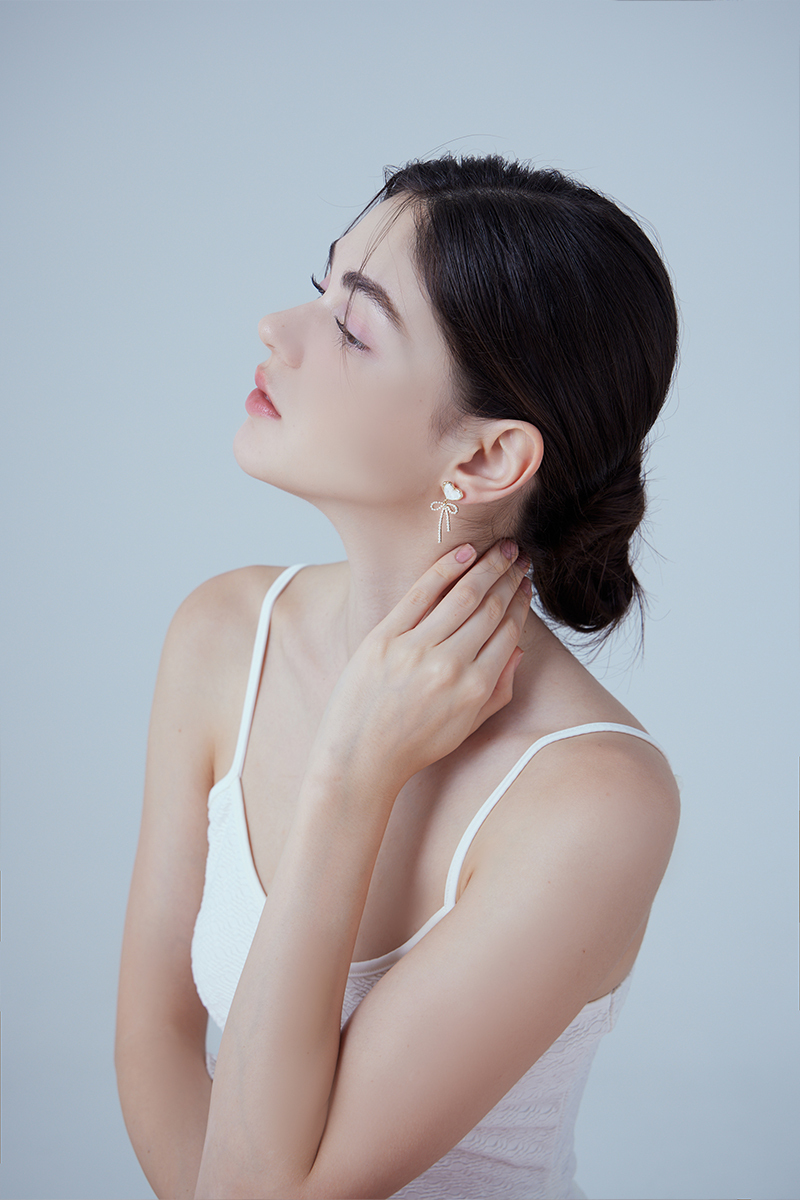 愛心貝母垂墜蝴蝶結。銀針耳環