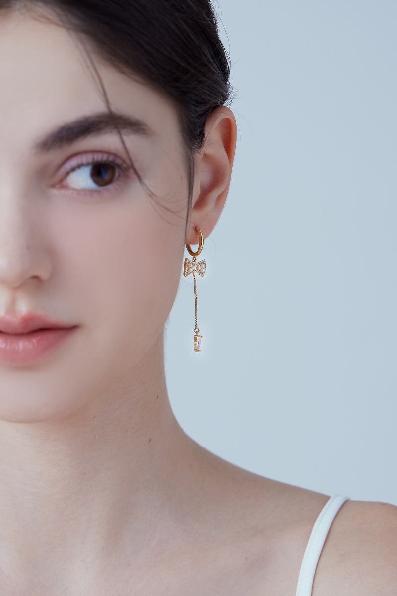 鋯石蝴蝶結愛心流蘇。針式耳環