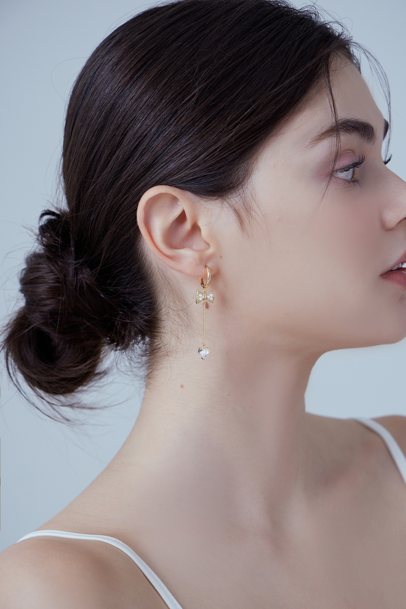 鋯石蝴蝶結愛心流蘇。針式耳環