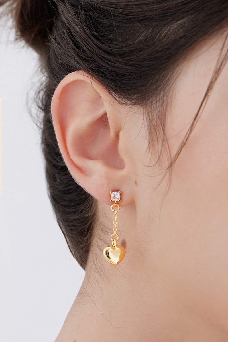 質感桃心垂墜。銀針耳環