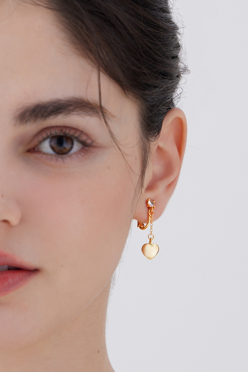 質感桃心垂墜。夾式耳環