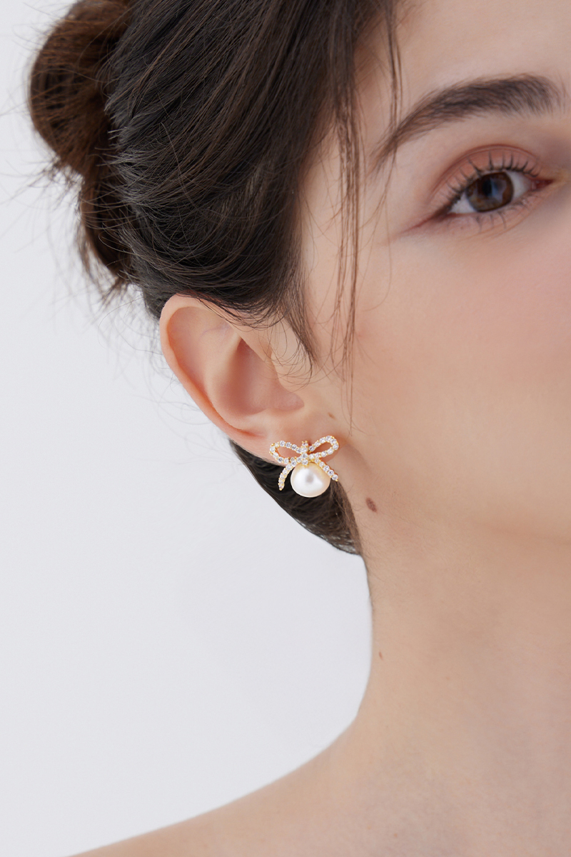 奢華閃耀蝴蝶結珍珠。銀針耳環(金)