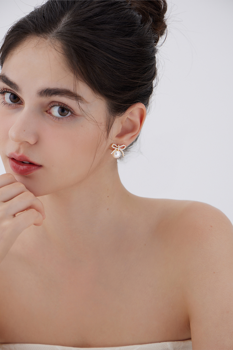 奢華閃耀蝴蝶結珍珠。銀針耳環(金)