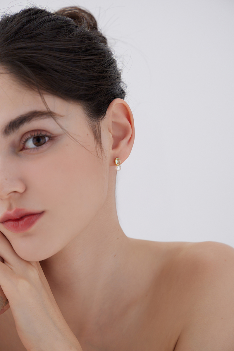 碧綠鋯石流光珍珠。針式耳環