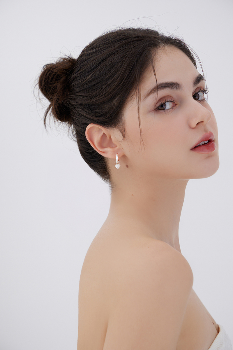 鑲鑽愛心鎖頭垂墜。針式耳環