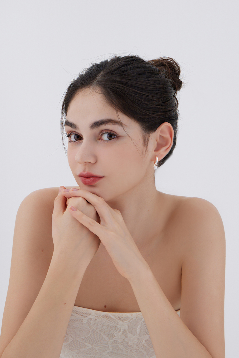 鑲鑽愛心鎖頭垂墜。針式耳環