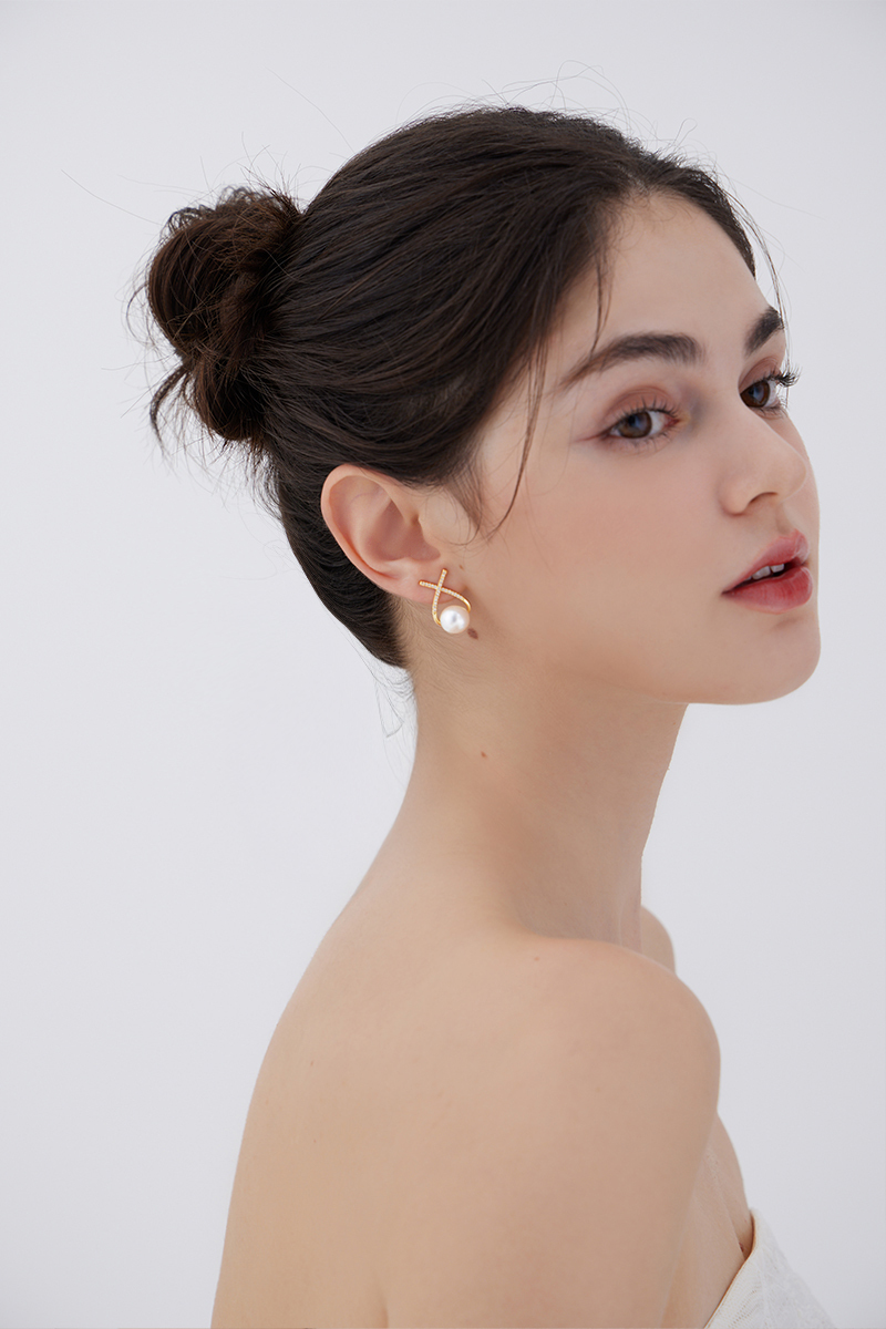 線形鑲鑽交叉珍珠。銀針耳環