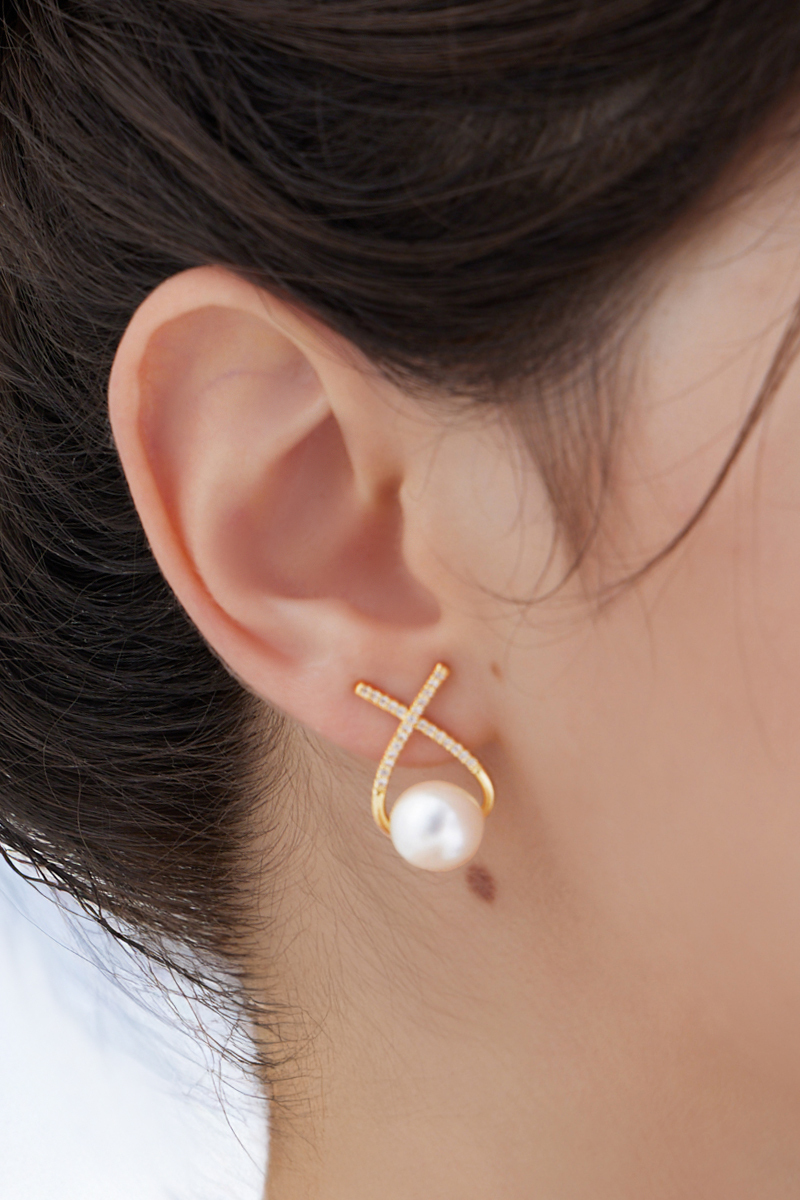 線形鑲鑽交叉珍珠。銀針耳環