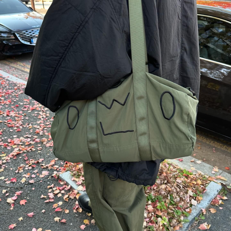 韓國 ooowl 塗鴉刺繡兩用圓筒包 軍綠