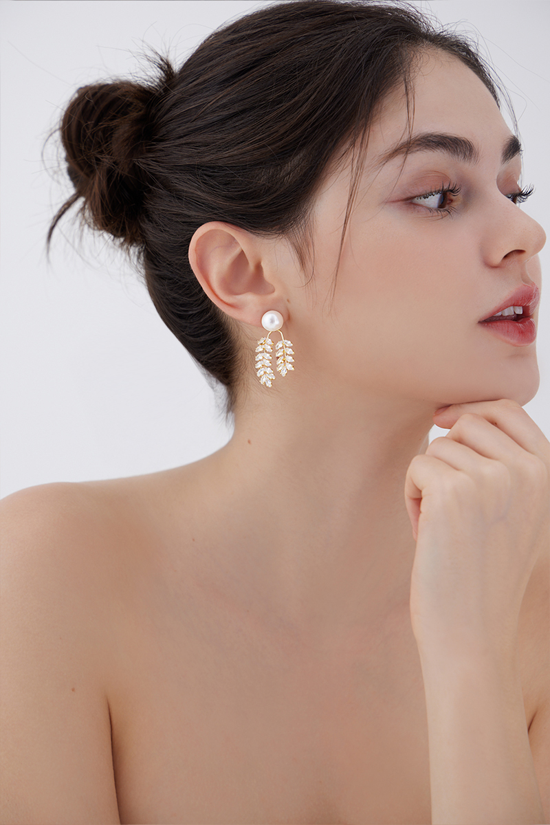 冰晶雪映珍珠。銀針耳環