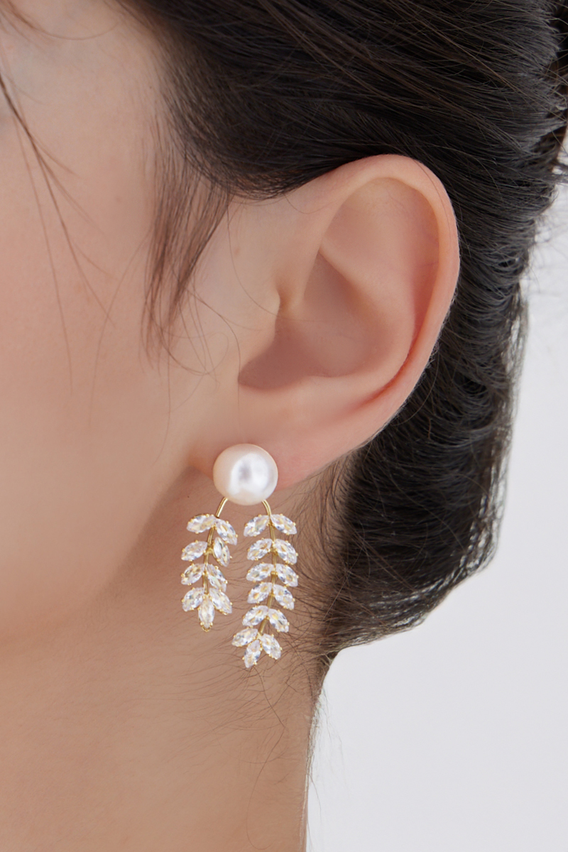 冰晶雪映珍珠。銀針耳環