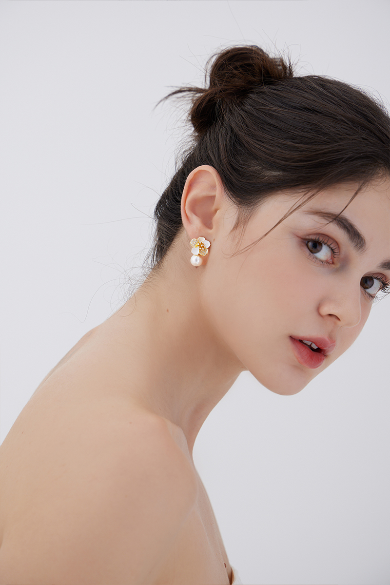 高雅鑲鑽珍珠花語。銀針耳環