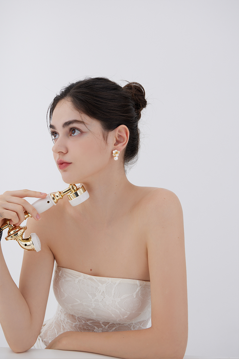 高雅鑲鑽珍珠花語。銀針耳環