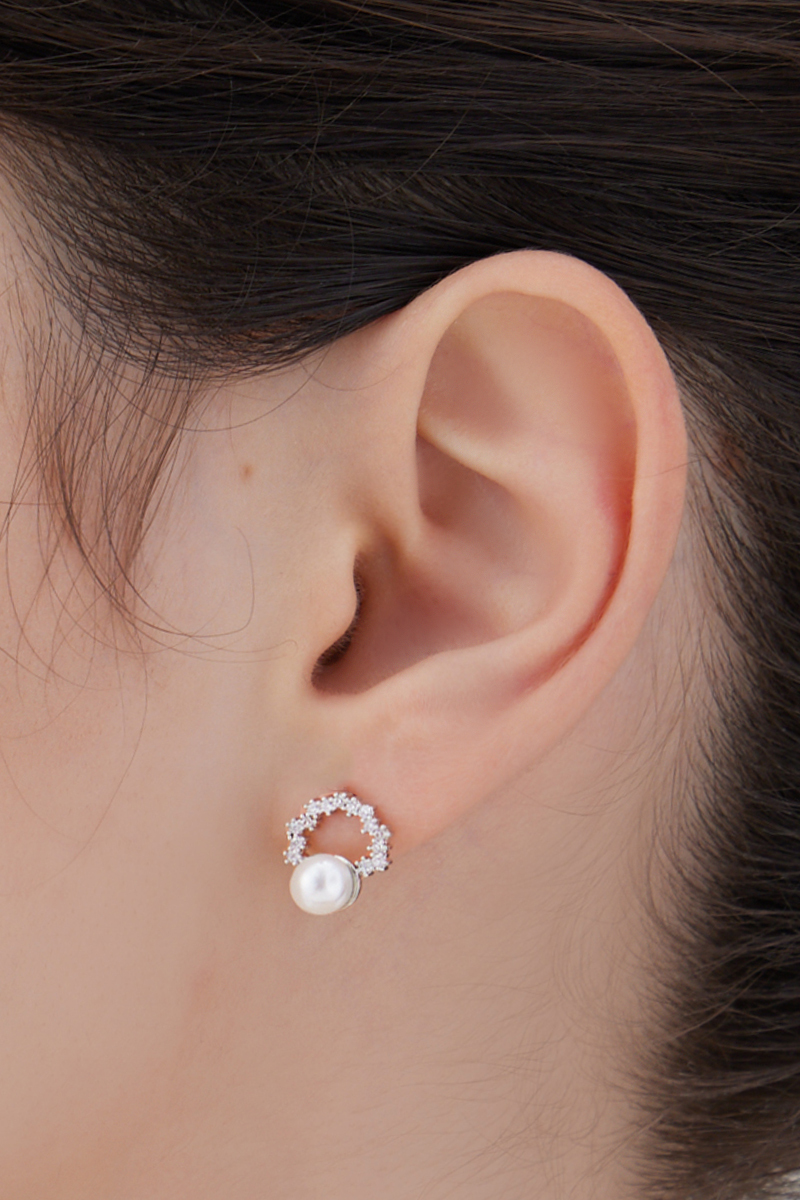 小巧珍珠璀璨。針式耳環