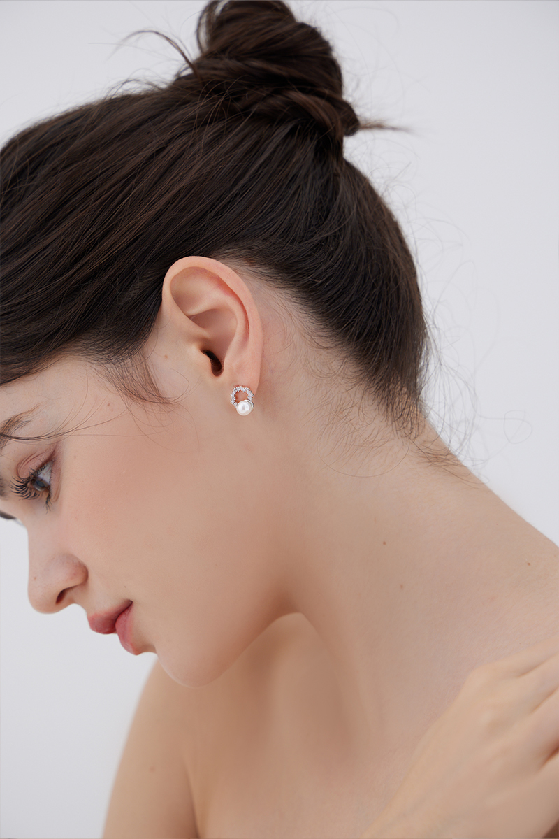 小巧珍珠璀璨。針式耳環
